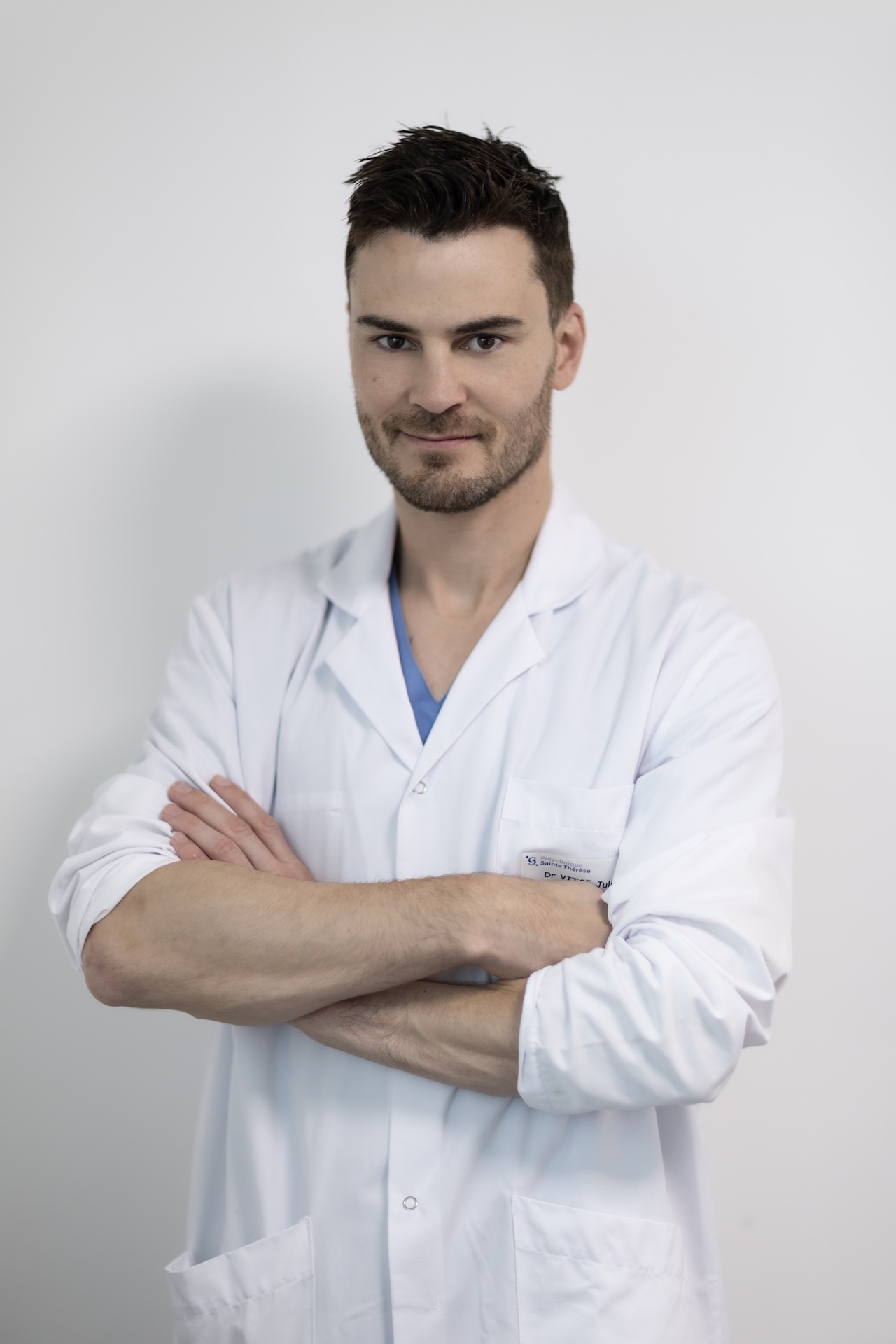 Dr Julian Vitse en blouse chirurgicale
